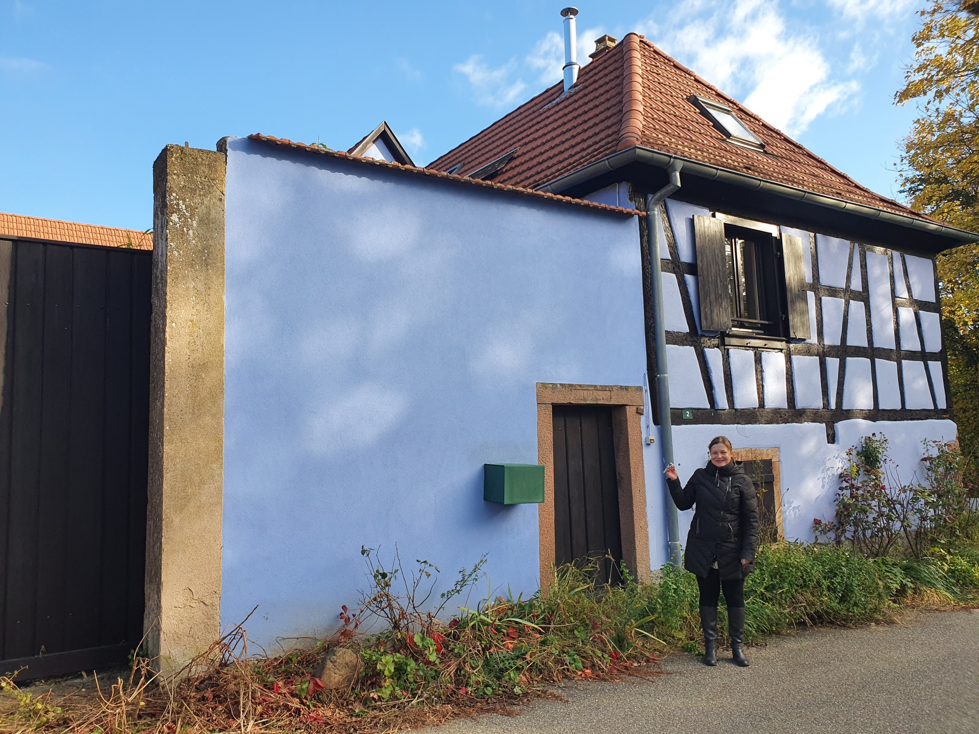 Delphine Kreutter devant la ferme alsacienne du Jardin Aroma, Epfig