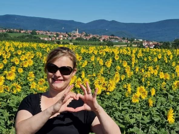Delphine Kreutter dans un champ de tournesols, Alsace