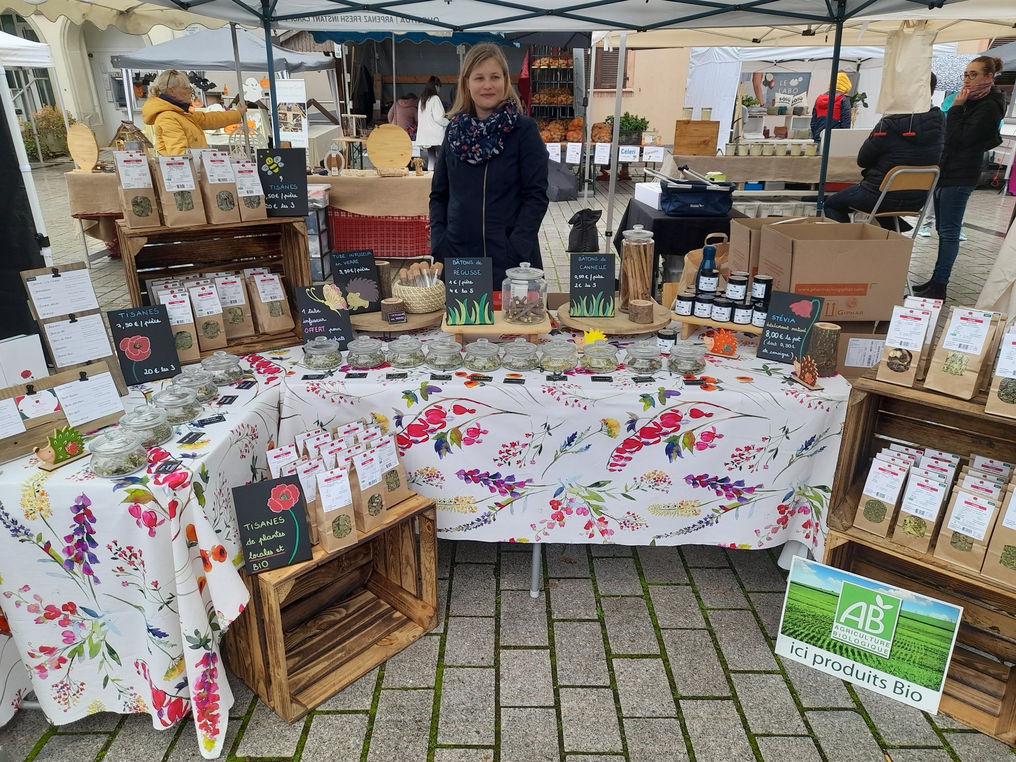 Stand de tisanes Le Jardin Aroma sur un marché